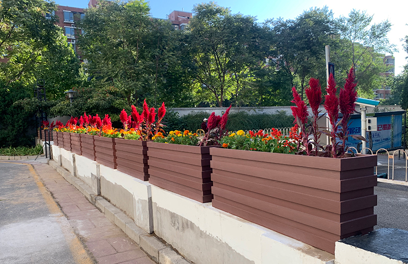 北京海淀區(qū)，紅檀色塑木花箱隔離